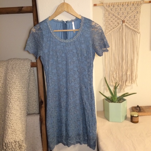 Dress - Lacey and lined - Picture 2 of 6